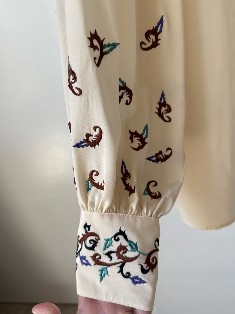 100% Silk Diane von Furstenberg Vine Embroidered Button Down Blouse in Cream - Picture 10 of 13